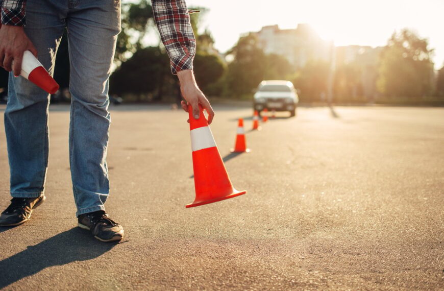 Kiedy włączyć światła przeciwmgielne? Zasady i wskazówki