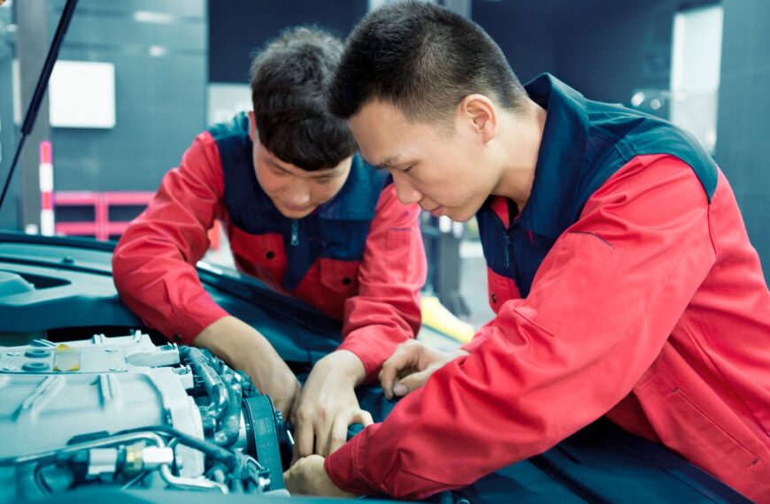 Uszkodzona poduszka silnika: przyczyny, objawy i koszty naprawy