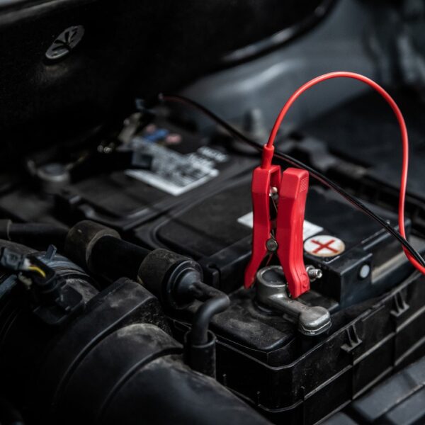 Jak dbać o akumulator samochodowy zimą? Praktyczne porady