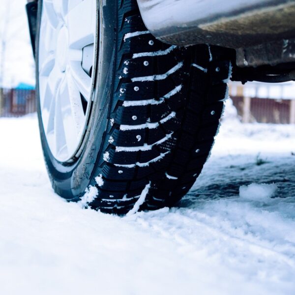 Jakie opony zimowe wybrać? Porównanie popularnych modeli