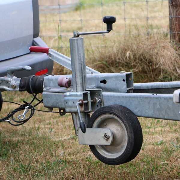 Bezpieczne holowanie przyczepy: zasady, akcesoria i techniki