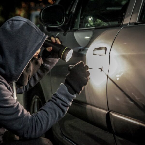 Jak chronić samochód przed kradzieżą? Nowoczesne systemy i sprawdzone metody zabezpieczeń