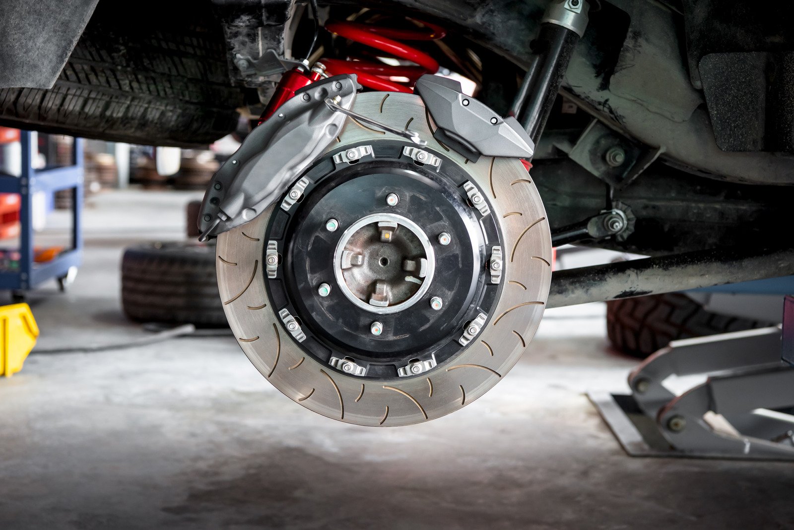 Jak działają hybrydowe układy hamulcowe? Co warto wiedzieć o najnowszych technologiach