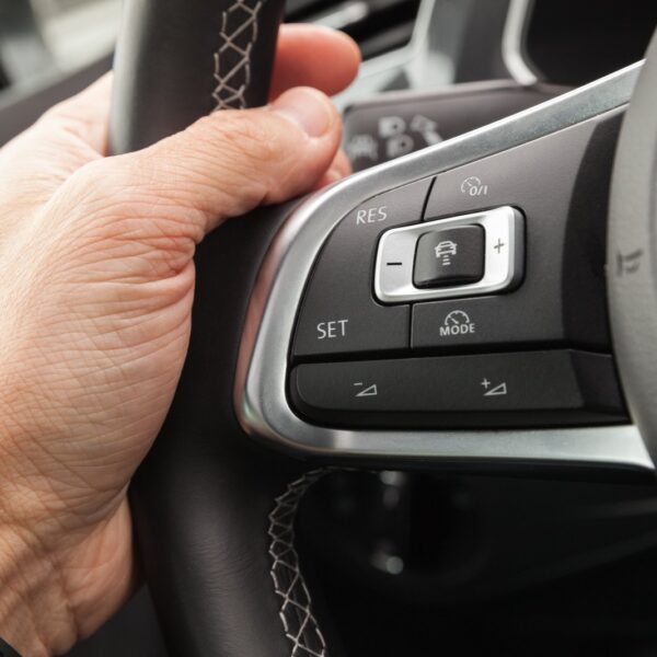 Adaptacyjny tempomat: jak działa i dlaczego warto go mieć?