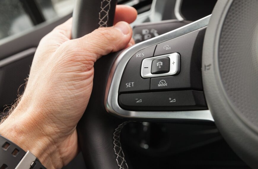 Adaptacyjny tempomat: jak działa i dlaczego warto go mieć?