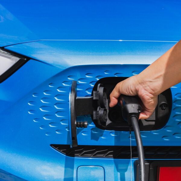 Alternatywne sposoby ładowania samochodów elektrycznych: co przynosi przyszłość?