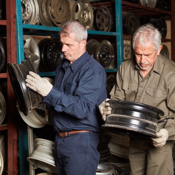 Jak wybrać odpowiednie felgi do swojego samochodu? Przewodnik po rozmiarach i materiałach