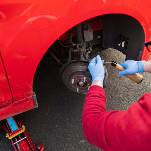 Kiedy wymienić płyn hamulcowy? Objawy zużycia i instrukcja wymiany krok po kroku