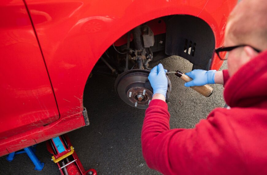 Kiedy wymienić płyn hamulcowy? Objawy zużycia i instrukcja wymiany krok po kroku