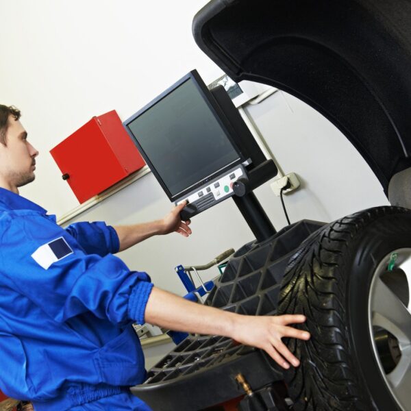 Czy warto inwestować w systemy monitorowania ciśnienia w oponach? Zalety i wady