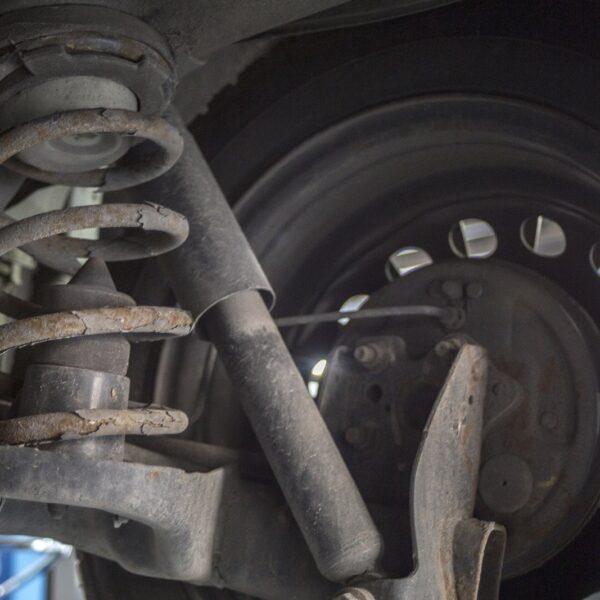 Jak rozpoznać objawy zużycia amortyzatorów? Praktyczny przewodnik