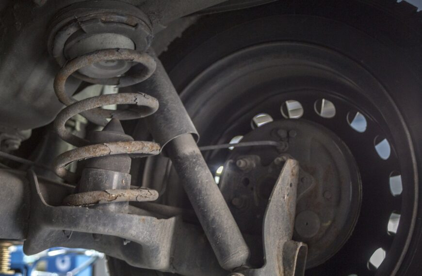 Jak rozpoznać objawy zużycia amortyzatorów? Praktyczny przewodnik