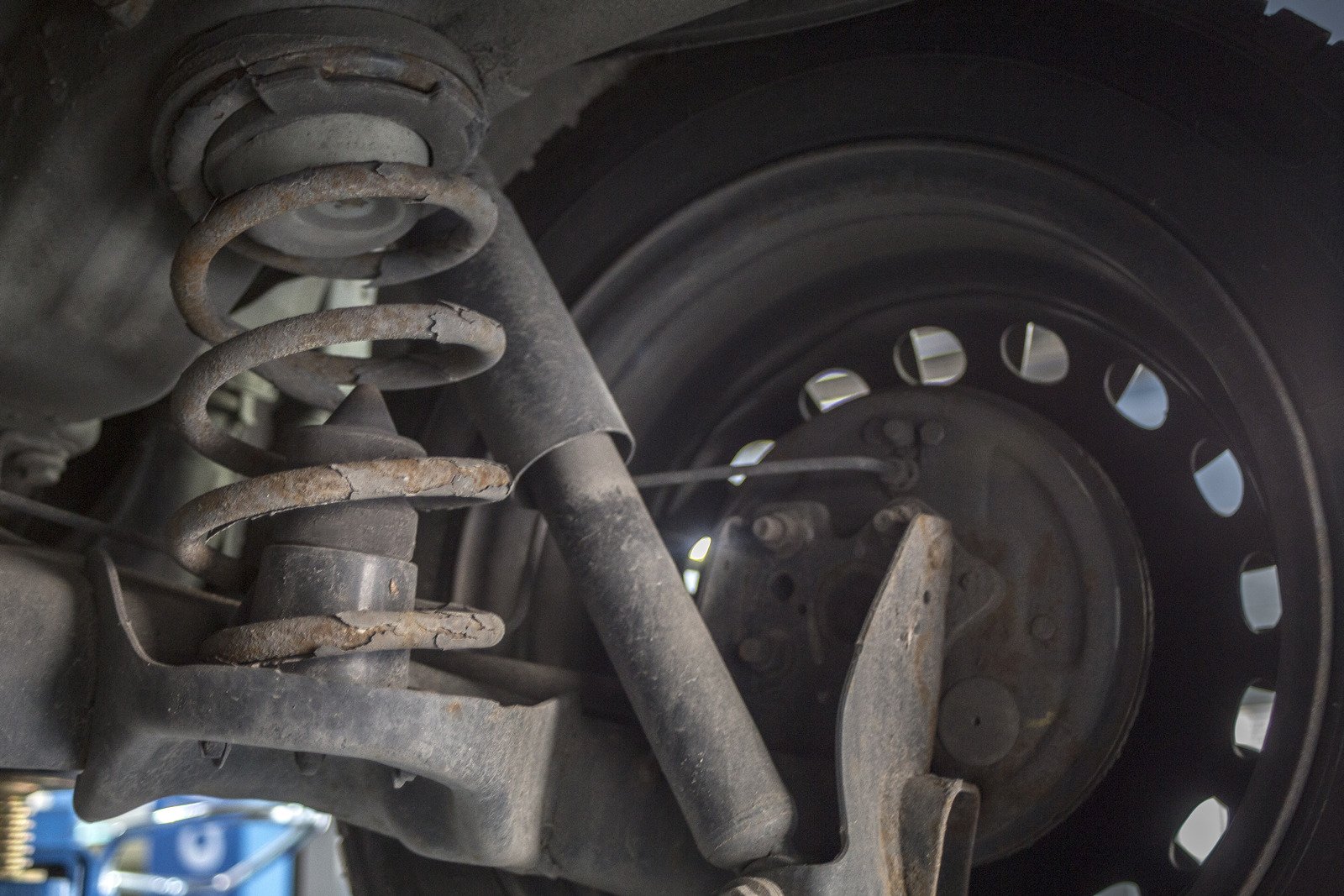 Jak rozpoznać objawy zużycia amortyzatorów? Praktyczny przewodnik