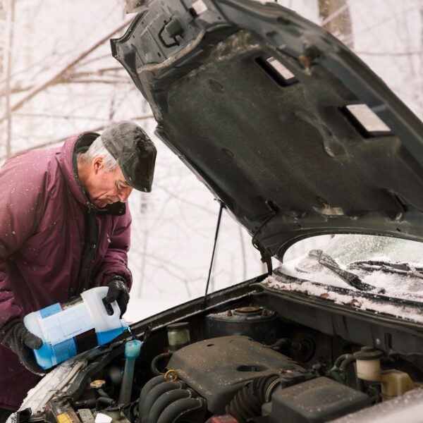 Zimowe akcesoria samochodowe: co warto mieć w bagażniku?